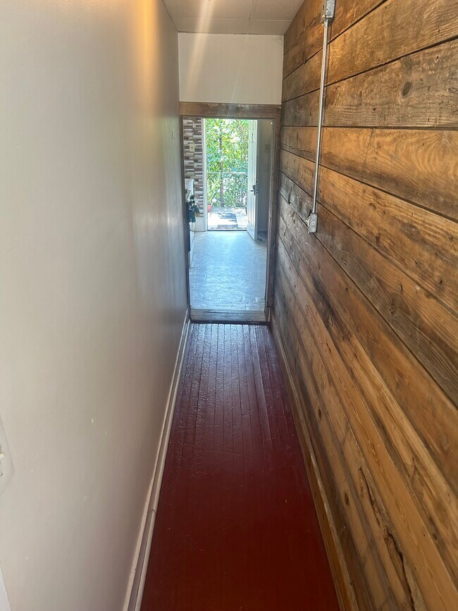 Building Photo - 825 S Webster Ave