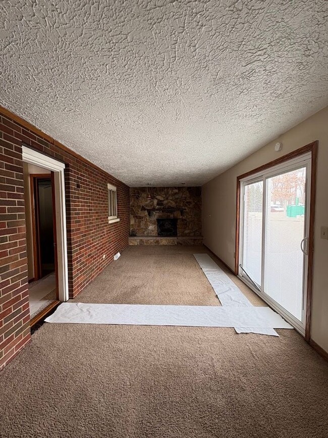 Building Photo - 5032 S Main St