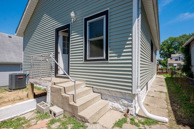 Building Photo - 4204 Hale Ave