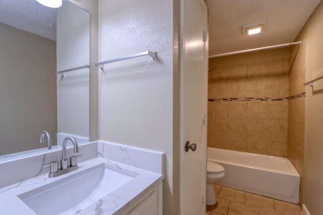 Building Photo - 707 Harbour Town Dr