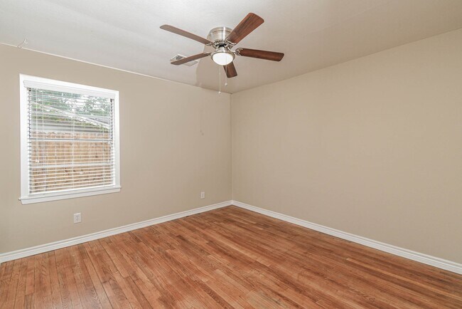 Building Photo - 1509 N San Jacinto St