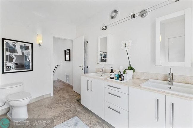 Building Photo - 2416 Bayview Dr