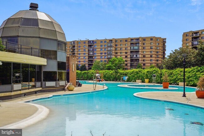 Building Photo - 8360 Greensboro Dr