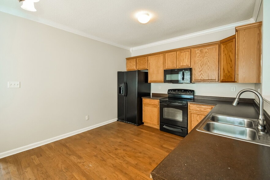 Building Photo - 9885 White Poplar Dr