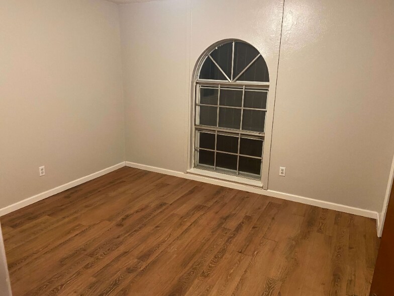 Building Photo - 503 Creek St