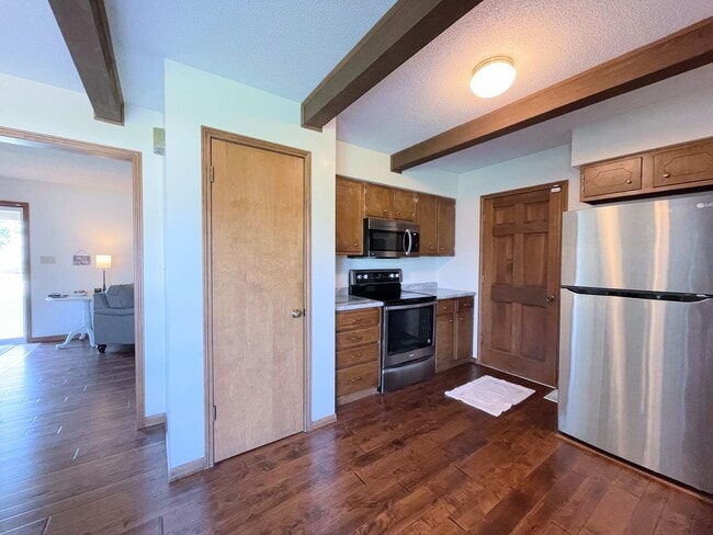 Building Photo - Updated 3 bed 2 bath home in great neighbo...