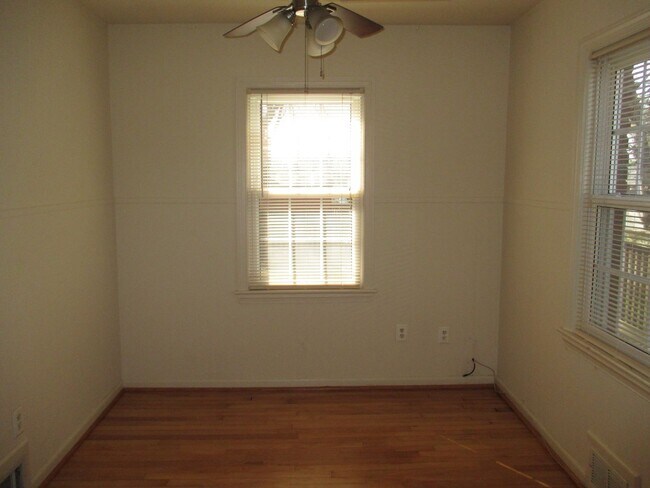 Building Photo - Semi-Deteched Near Hunington Metro!!