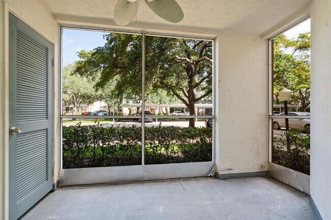 Building Photo - 9899 Westview Dr