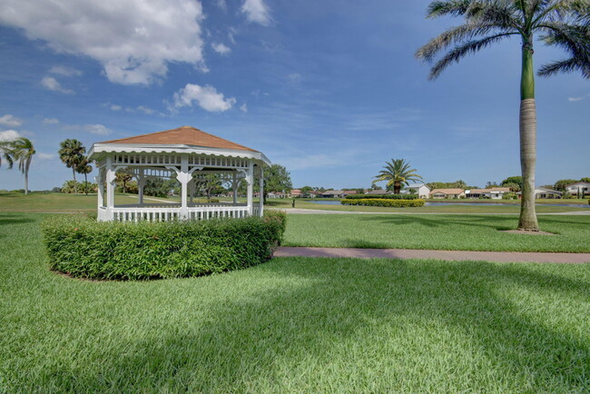 Building Photo - 5547 Fairway Park Dr