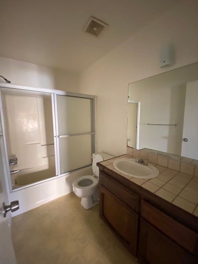 Building Photo - Addorable 2 BD 1 BA SW Apt with Coin opera...