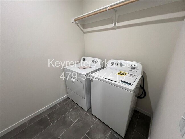 Building Photo - Amazing 3 Bedroom - 3.5 Bathroom in Fayetteville!