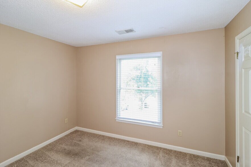 Building Photo - 2279 Hickory Path Dr