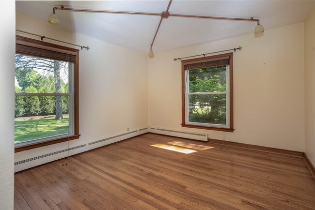 Building Photo - 3335 Sunnyview Ln