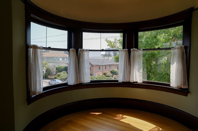 Building Photo - Advent- Spacious Temescal Flat with bonus ...