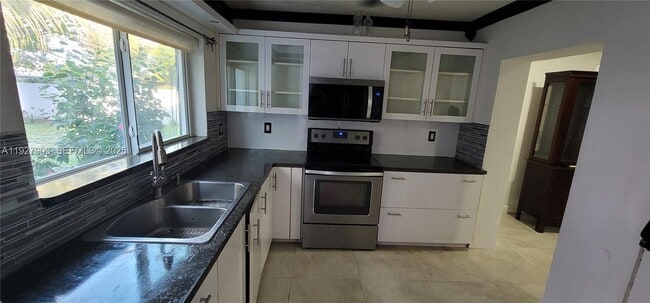 Building Photo - 6641 SW 26th St