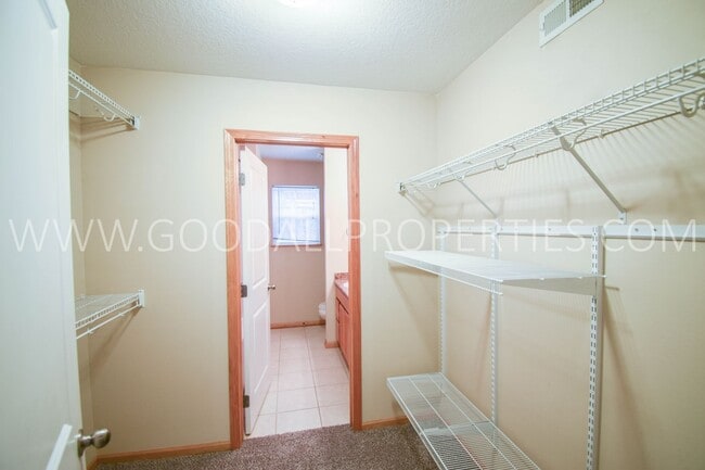 Building Photo - 3 Bedroom 2.5 Bathroom end unit home in Urbandale!!!