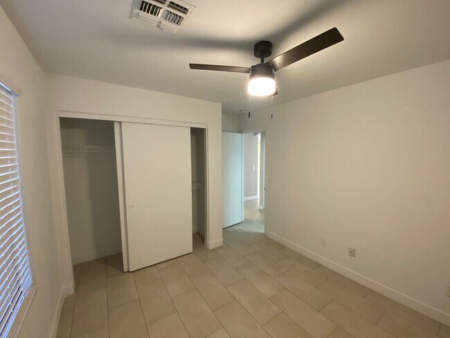 Building Photo - Renovated Super Sharp 3 bedroom, 2 bathroo...