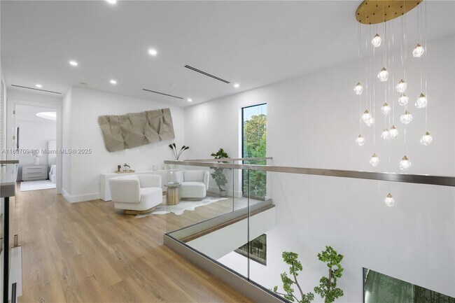 Building Photo - 807 SW 12th Ave