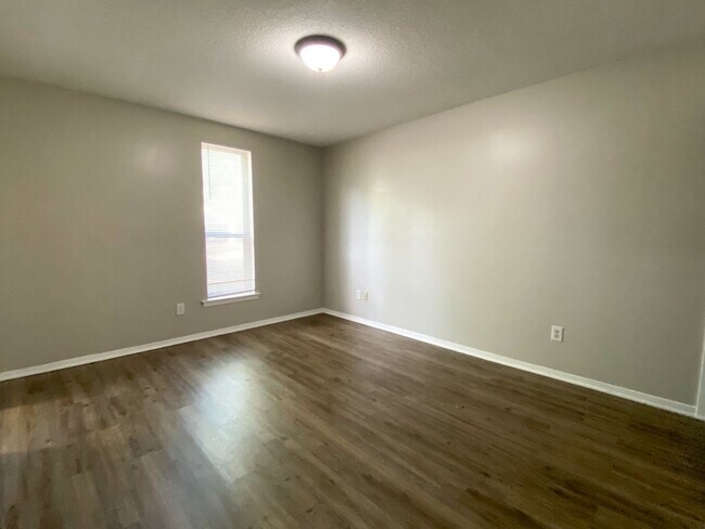 Building Photo - 3 bedroom 2 bathroom near Ramill and St Elmo