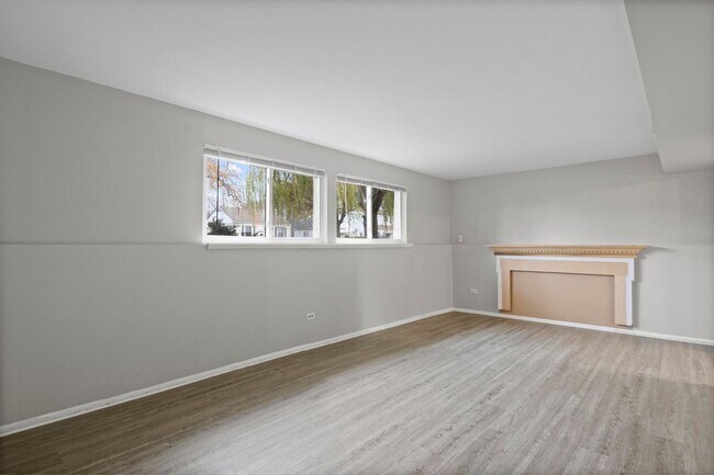 Building Photo - Hardwood Floors- Large Space - Garage