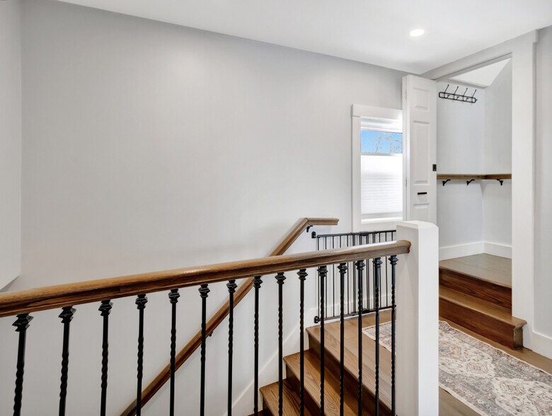 Building Photo - 10 Oak St