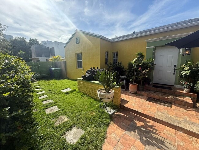 Building Photo - 695 NE 81st St