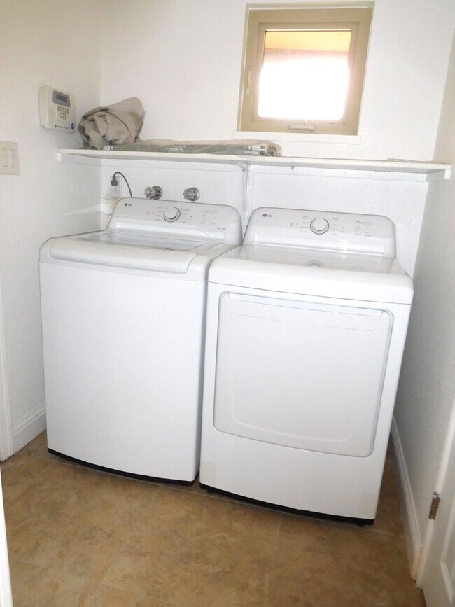 Building Photo - UNR friendly 3 Bedroom , 2 Bath close to campus