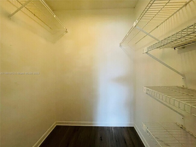 Building Photo - 925 NE 199th St