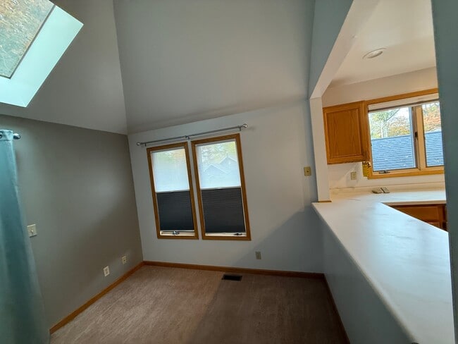 Building Photo - 709 Manor Dr