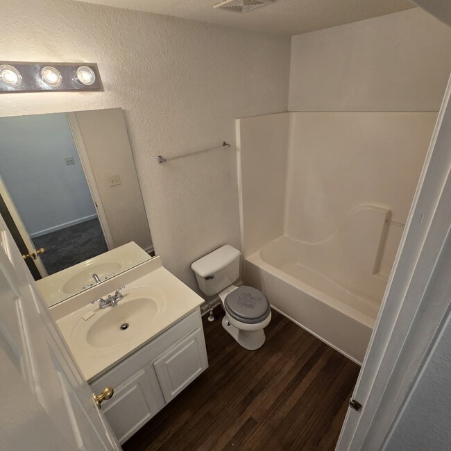 Building Photo - "Charming 3-Bed Townhouse with Hardwood Elegance in Riverdale – Spacious 1376 sq ft!"