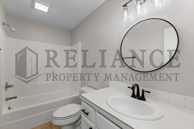 Building Photo - 215 Peachwood Dr