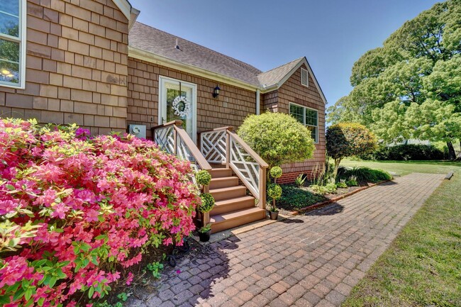 Building Photo - Waterfront Home on 1 Acre Treed Lot, 4/2 +...