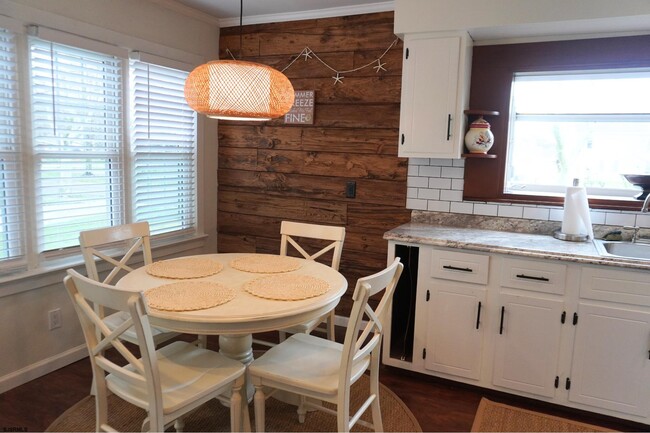 Building Photo - 101 W Meyran Ave