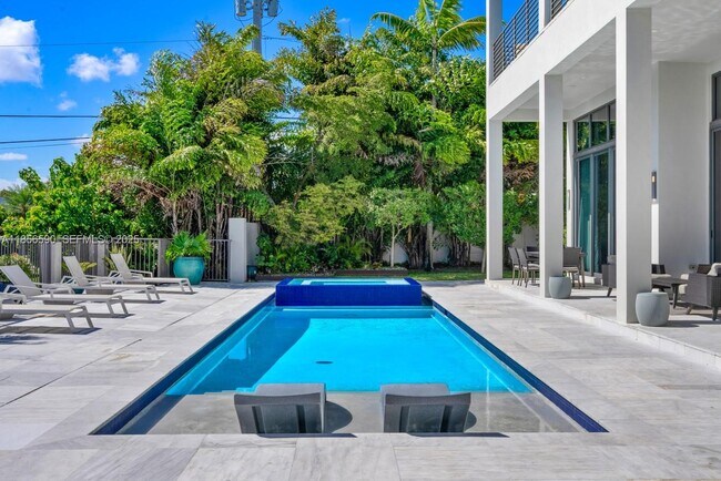 Building Photo - 2700 NE 18th St