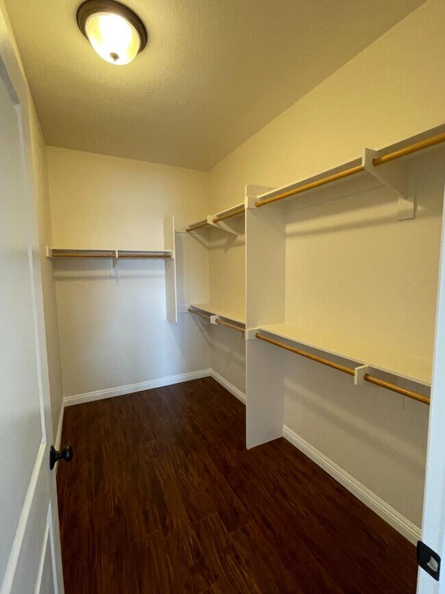 Building Photo - 2208 Pasadena Ct