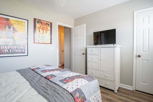 Building Photo - FURNISHED OFF-SEASON MONTHLY RENTAL-STARTING JANUARY 2026