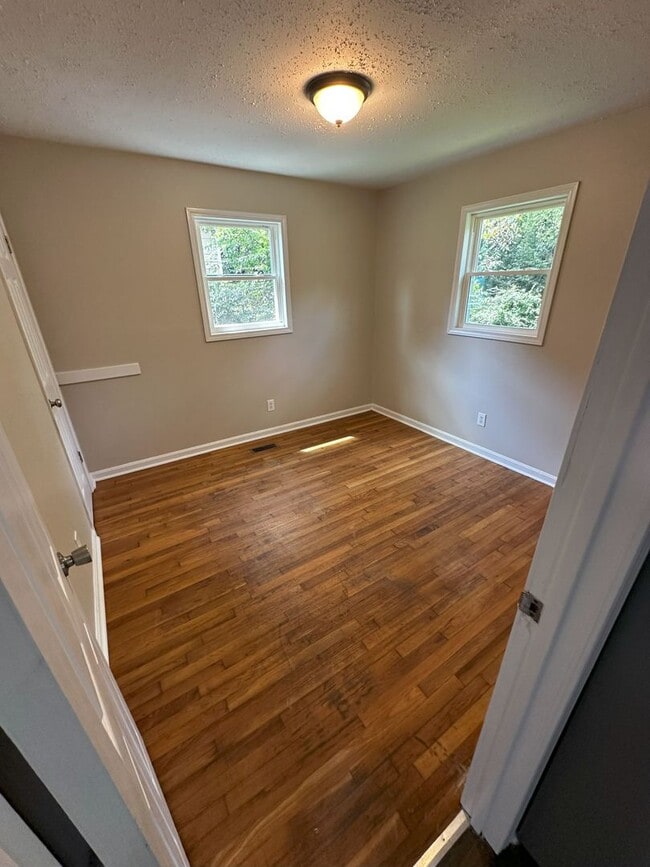 Building Photo - 3 Bedroom 1 Bath Home