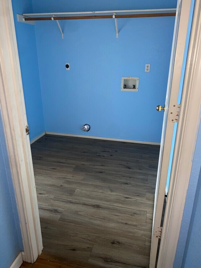Building Photo - 3201 Woodrow Dr