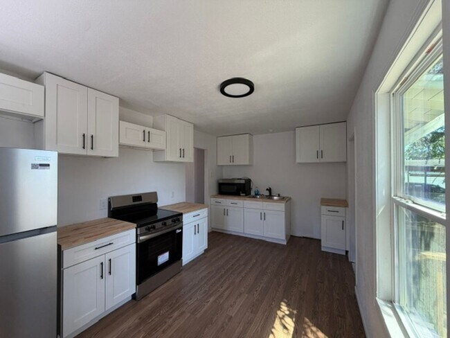 Building Photo - 1701 Islla Dr