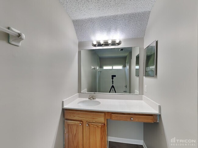 Building Photo - 9282 Thunderbolt Dr
