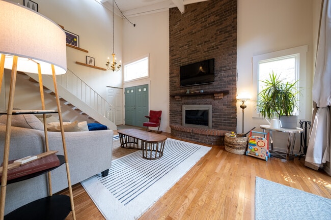 Building Photo - 3477 Pilgrim Ln N