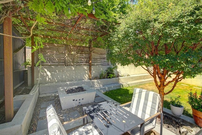 Building Photo - 5bd/3.5ba Seattle Home
