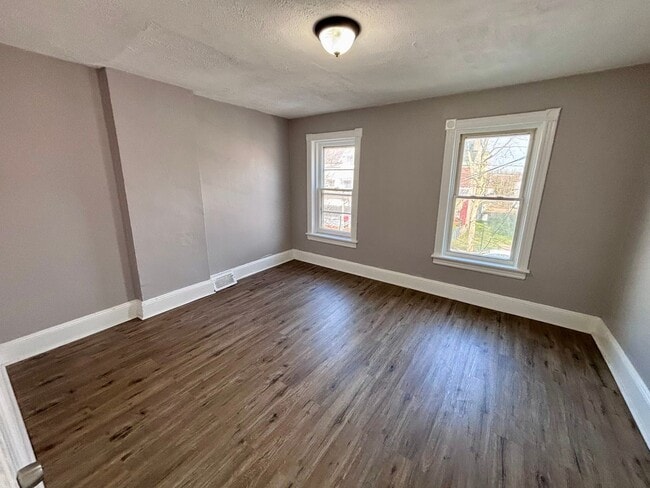 Building Photo - 3 Bedroom Home on Walnut St, Trenton