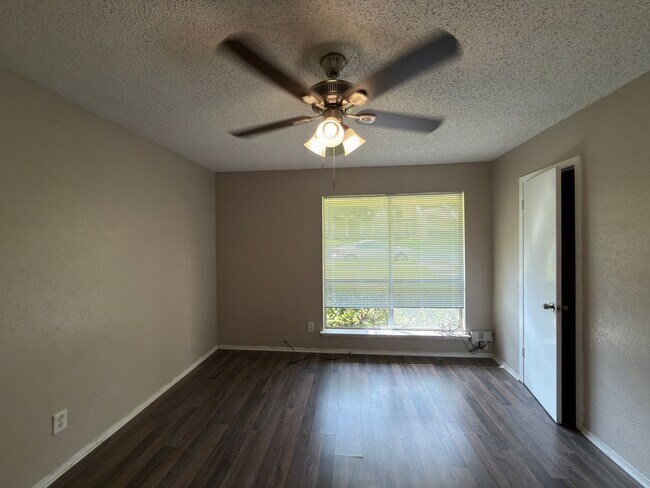 Building Photo - 358 Valley Park Dr