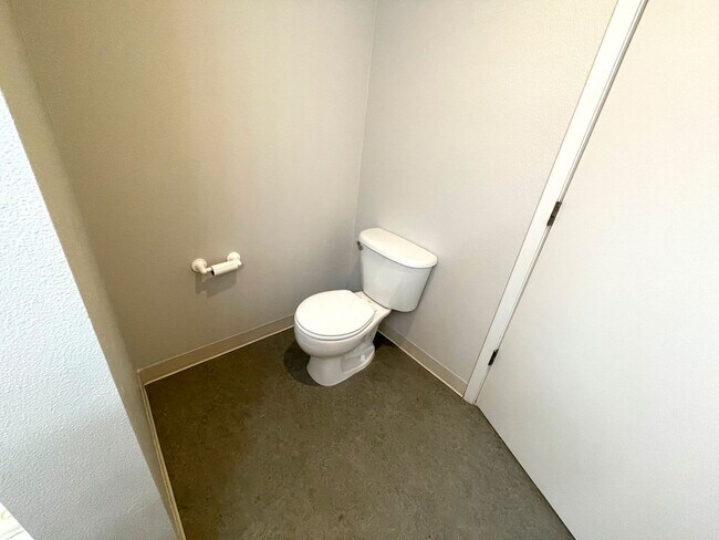 Building Photo - Bright Condo in NW Portland with Washer/Dr...