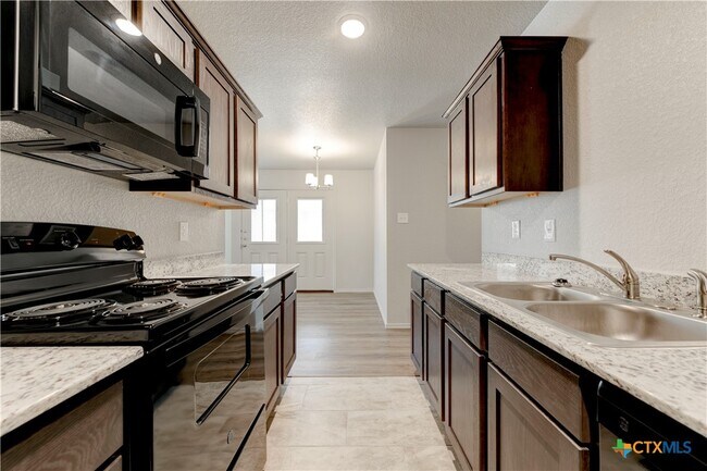 Building Photo - 605 Lost Trl