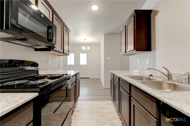 Building Photo - 609 Lost Trl