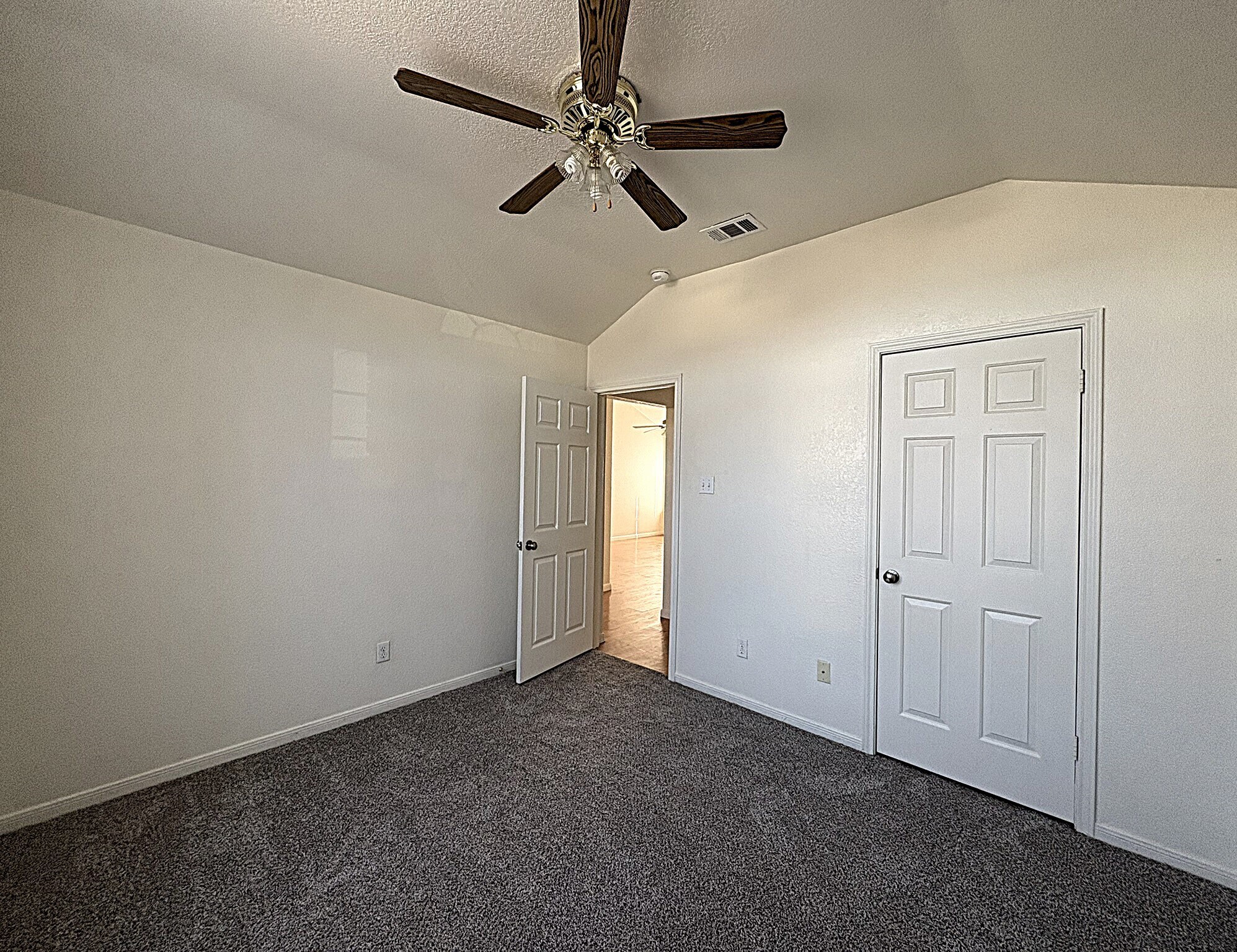 Building Photo - 208 Rodeo Cir