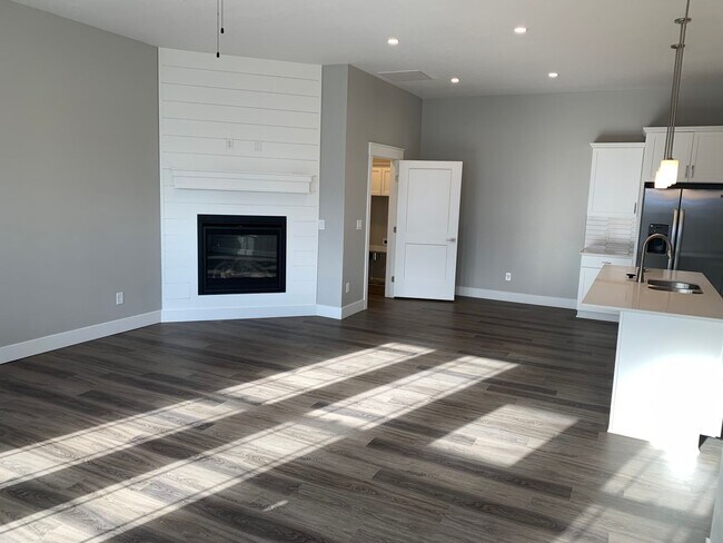 Building Photo - Low-Maintenance Luxury on One Level - new home Star, ID