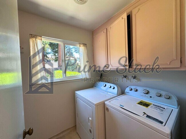 Building Photo - 2391 Sandpiper Way